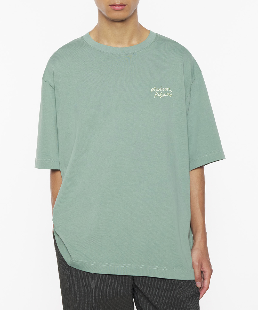MAISON KITSUNÉ 灰綠色手繪LOGO寬鬆短TEE_中性/男/ XL