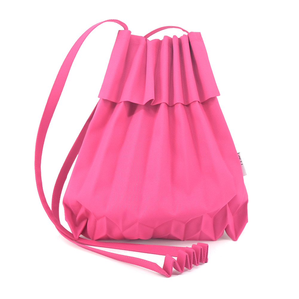 ISSEY MIYAKE 三宅一生 ME TRUNK PLEATS BAG 12素面摺疊樹幹斜背包(多色選)/平行輸入/ 玫瑰粉