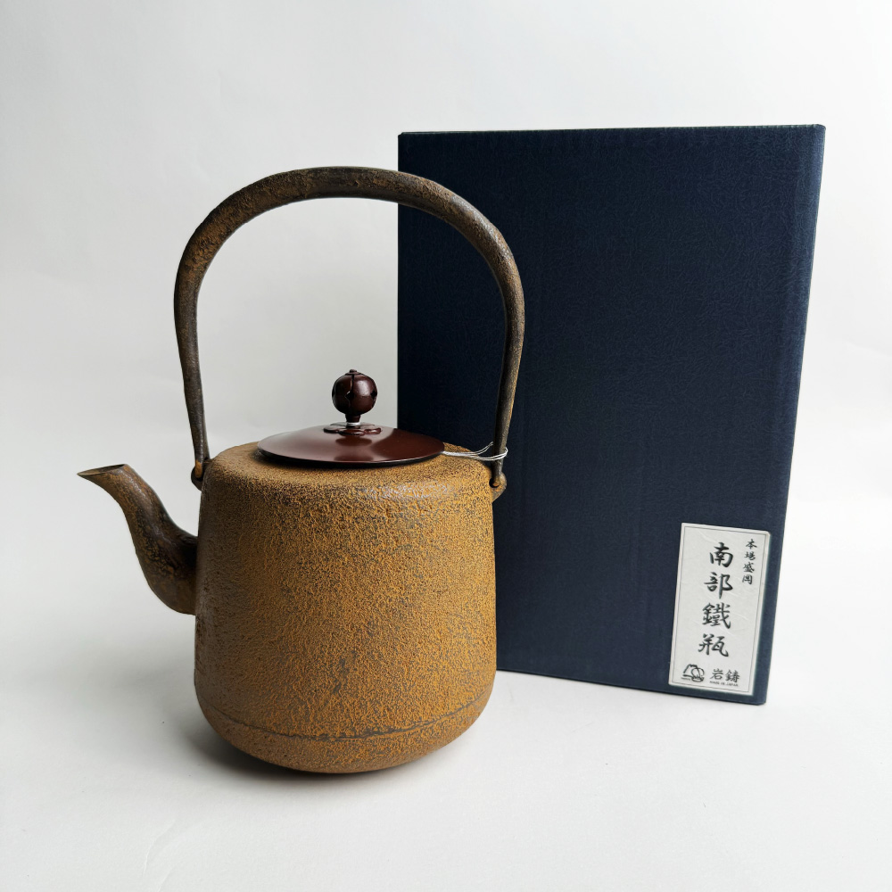 岩鑄｜工藝師系列｜清末作｜1.6L 18型筒型肌(唐金蓋)｜南部鐵器｜無塗層｜11092