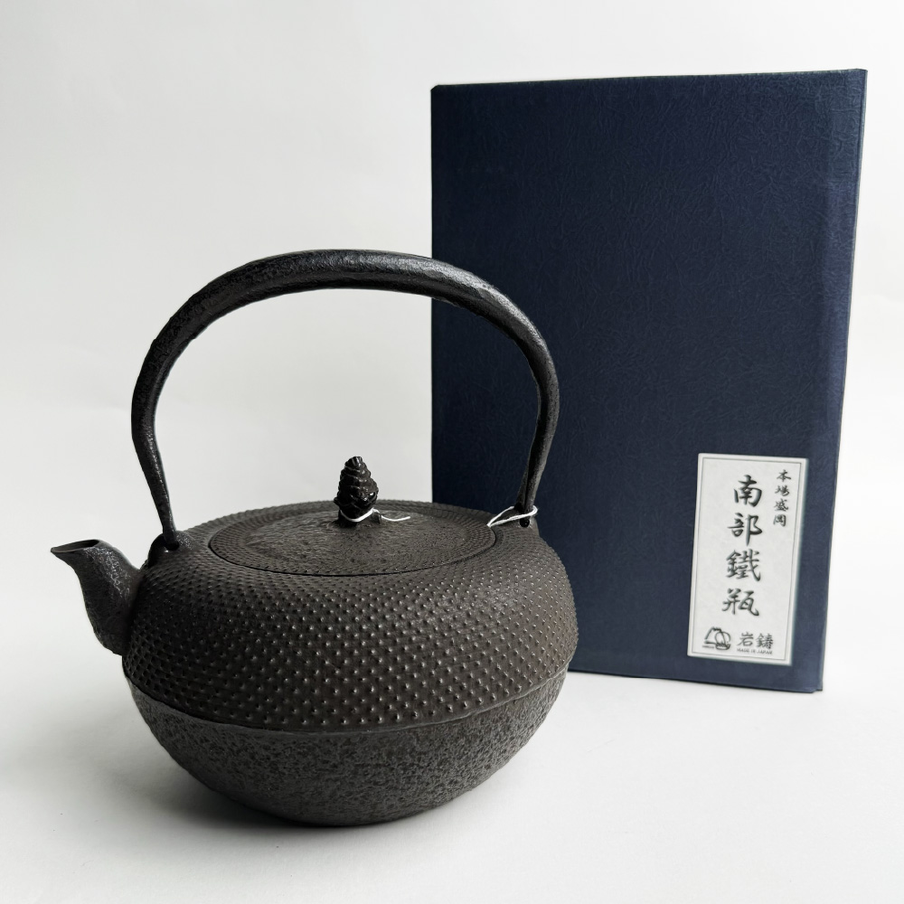 岩鑄｜工藝師系列｜清茂作｜1.1L  9型姥口霰紋鐵壺｜南部鐵器｜鑄鐵壺｜11025