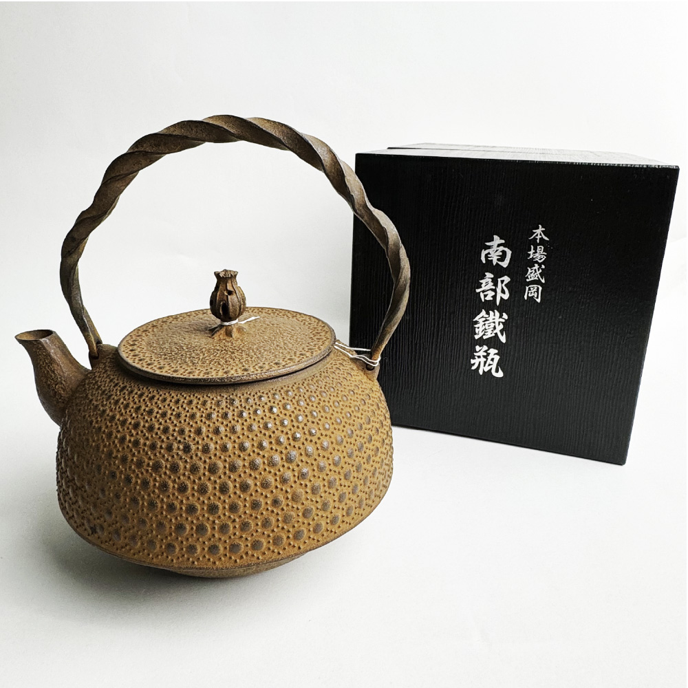 岩鑄｜工藝師系列｜清茂作｜1.8L 18型千鳥龜甲鑄鐵壺｜鐵壺｜南部鐵器｜無塗層｜11009