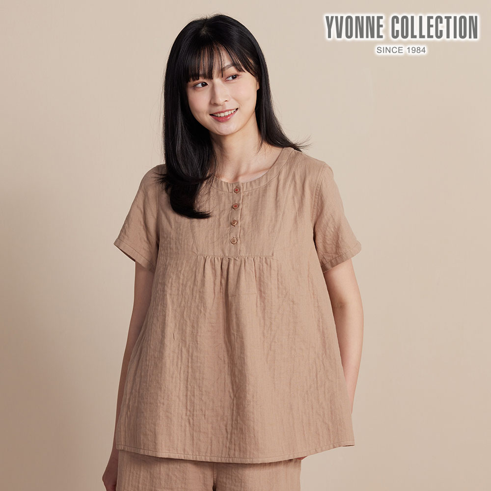 YVONNE COLLECTION 雙層紗半開襟短袖上衣-摩卡棕