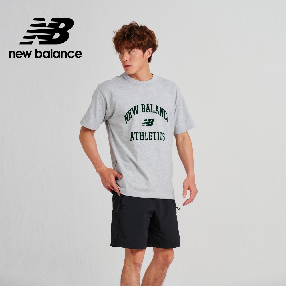 【New Balance】親膚植絨學院風文字短袖上衣_AMT33551AG_男性_灰色/M